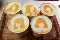 「『トラペジウム』カフェ / ギャラリー」の“キャラクターラテ”。