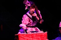 一心不乱にキャベツを刻む上坂すみれ。