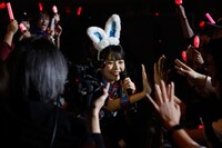 同志諸君とハイタッチする上坂すみれ。