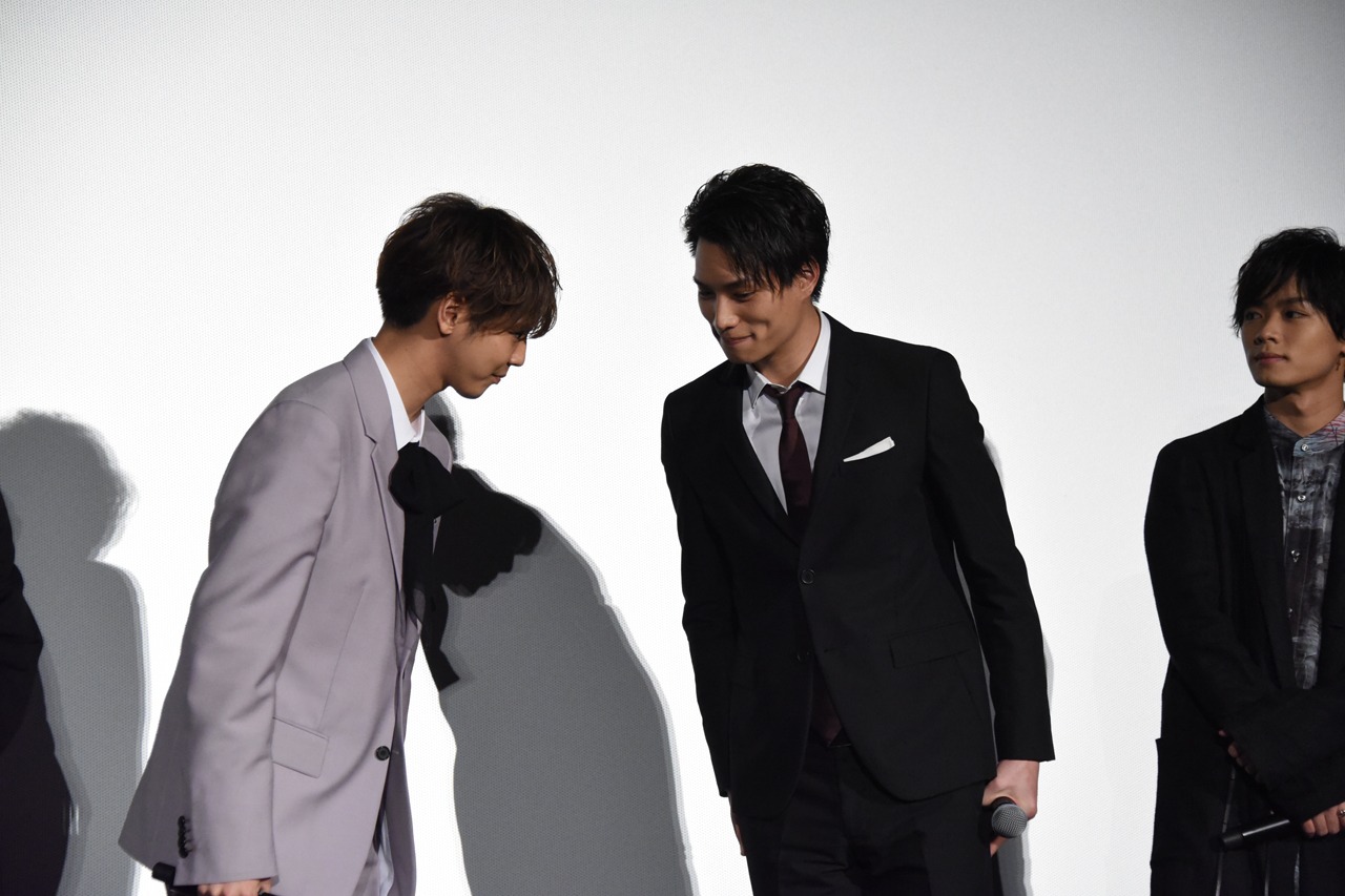 なぜかお辞儀し合う片寄涼太と鈴木伸之。