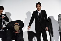 うっかり噛んでしまった関口メンディー（左）に手を差し伸べる町田啓太（右）。