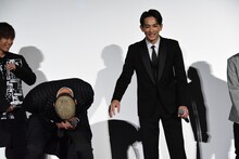 うっかり噛んでしまった関口メンディー（左）に手を差し伸べる町田啓太（右）。