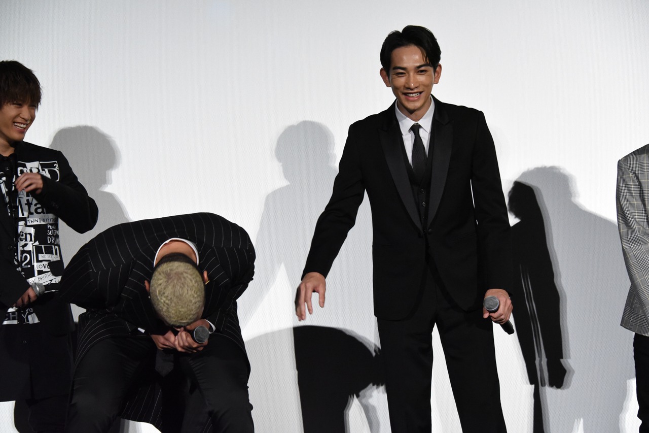 うっかり噛んでしまった関口メンディー（左）に手を差し伸べる町田啓太（右）。
