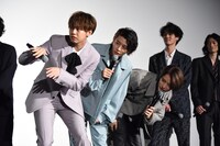 ドラマ版第1話の、果音を尾行するシーンを再現するチーム奏。左から片寄涼太、飯島寛騎、塩野瑛久。