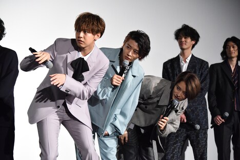 ドラマ版第1話の、果音を尾行するシーンを再現するチーム奏。左から片寄涼太、飯島寛騎、塩野瑛久。