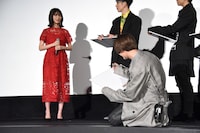 真っ先に白石聖（左）のもとへ駆けつけた塩野瑛久（手前）。