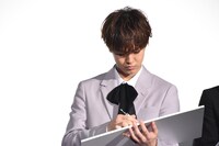 白石聖の似顔絵を描く片寄涼太。