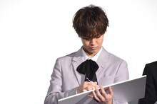 白石聖の似顔絵を描く片寄涼太。