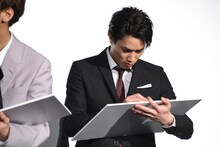 白石聖の似顔絵を描く鈴木伸之。