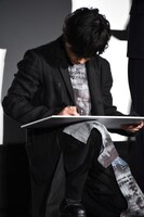 白石聖の似顔絵を描く川村壱馬。