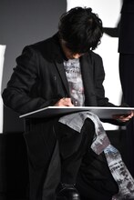 白石聖の似顔絵を描く川村壱馬。