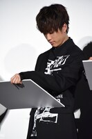 白石聖の似顔絵を描く藤原樹。