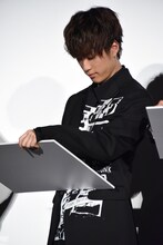 白石聖の似顔絵を描く藤原樹。