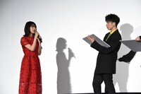 白石聖を見ながら似顔絵を描く長谷川慎。