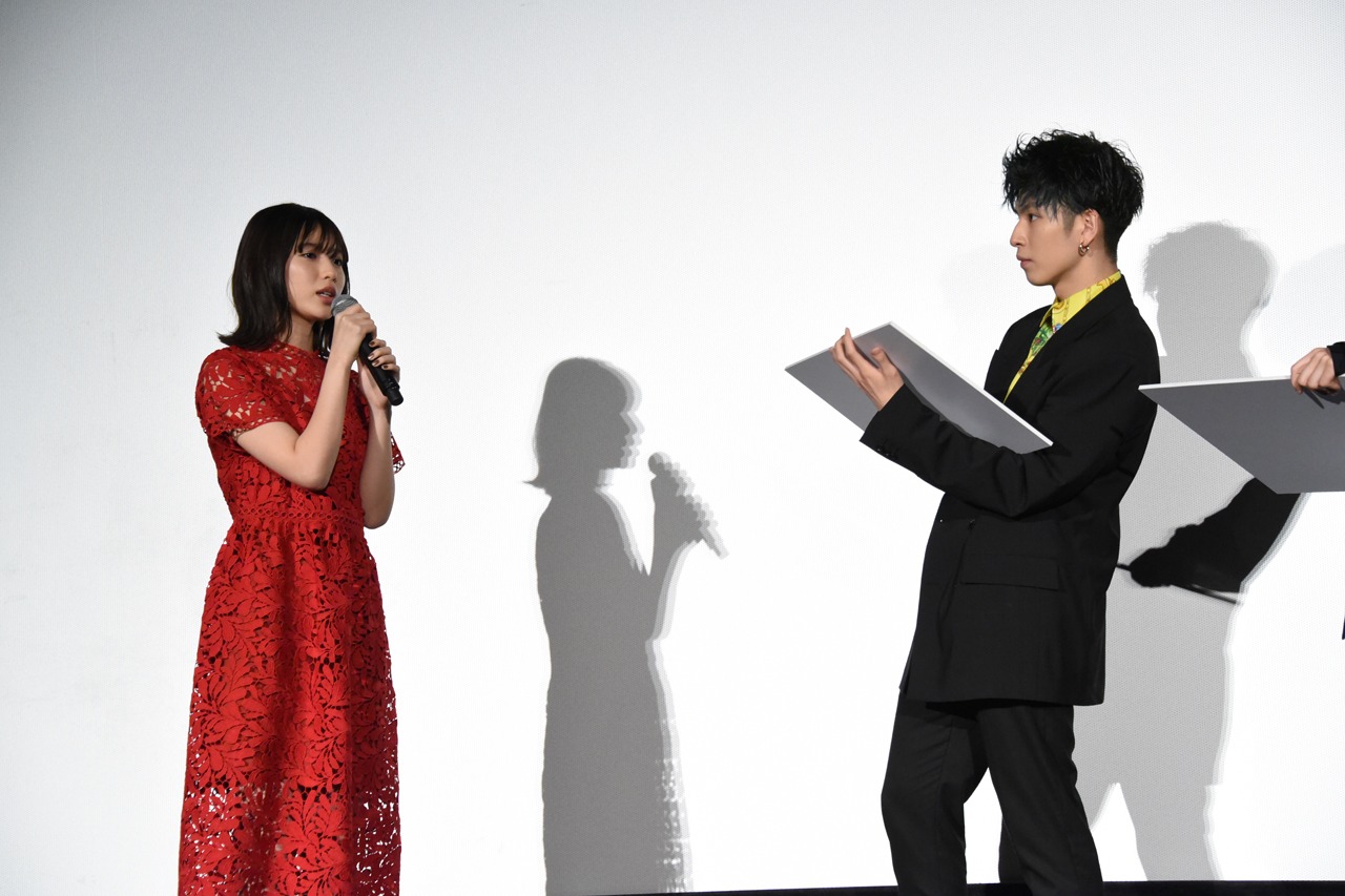 白石聖を見ながら似顔絵を描く長谷川慎。