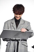 白石聖の似顔絵を描く吉野北人。