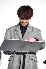 白石聖の似顔絵を描く吉野北人。