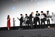 白石聖（左端）の似顔絵を描く王子たち。