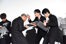 なぜか関口メンディー（左から2番目）の頭頂部を見ながら白石聖の似顔絵を描く町田啓太（右から2番目）。