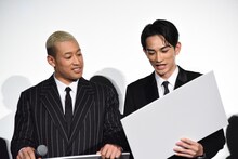 左から関口メンディー、町田啓太。