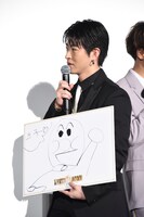 佐野玲於が描いた白石聖の似顔絵。