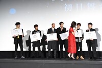 王子たちのイラストを見て回る白石聖（手前）。