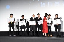 王子たちのイラストを見て回る白石聖（手前）。