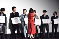 王子たちのイラストを見て回る白石聖（手前）。