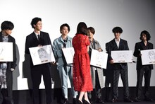 王子たちのイラストを見て回る白石聖（手前）。