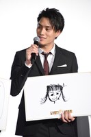 鈴木伸之が描いた白石聖の似顔絵。