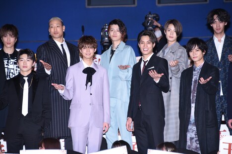 前列左から佐野玲於、片寄涼太、鈴木伸之、川村壱馬、後列左から藤原樹、関口メンディー、飯島寛騎、塩野瑛久、遠藤史也。