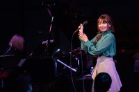 ピアノアレンジの「赤いスカート」を歌う脇田もなり。