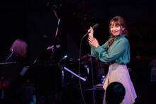 ピアノアレンジの「赤いスカート」を歌う脇田もなり。