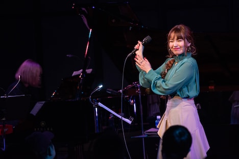 ピアノアレンジの「赤いスカート」を歌う脇田もなり。