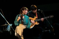 脇田もなり（左）とバンマスのラブアンリミテッドしまだん（右）。