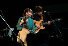 脇田もなり（左）とバンマスのラブアンリミテッドしまだん（右）。