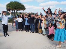 テレ朝チャンネル2「沖縄初上陸の純烈が釣って！歌って！喰いまくる！純烈のOKINAWAガイドブック」より。（写真提供：テレビ朝日）