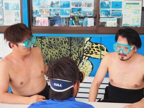 テレ朝チャンネル2「沖縄初上陸の純烈が釣って！歌って！喰いまくる！純烈のOKINAWAガイドブック」より。（写真提供：テレビ朝日）