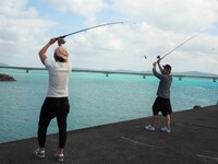 テレ朝チャンネル2「沖縄初上陸の純烈が釣って！歌って！喰いまくる！純烈のOKINAWAガイドブック」より。（写真提供：テレビ朝日）