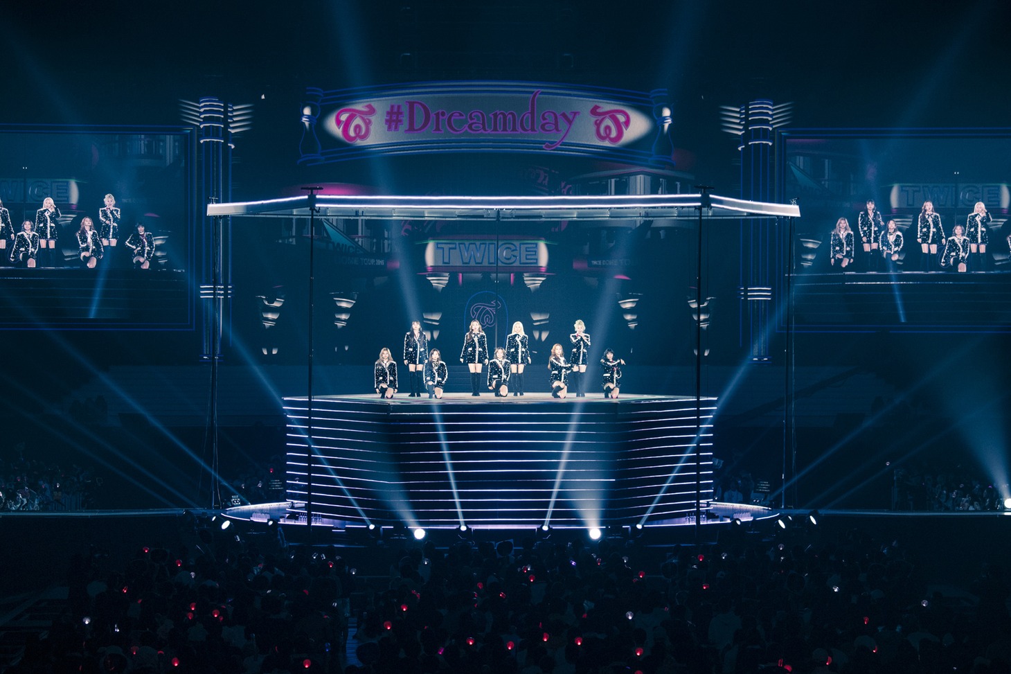 人気画像4位は「TWICE念願のドームツアー『#Dreamday』大阪で開幕」より、TWICE「TWICE DOME TOUR 2019 "#Dreamday"」大阪・京セラドーム大阪公演の様子。（撮影：田中聖太郎）