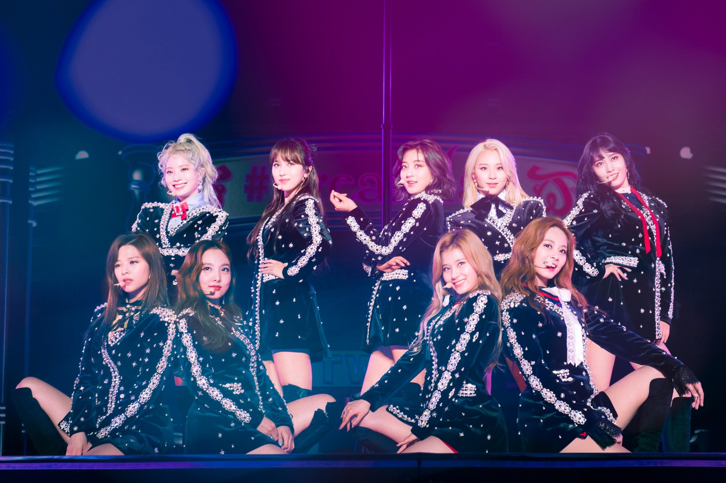 人気画像1位は「TWICE念願のドームツアー『#Dreamday』大阪で開幕」より、TWICE「TWICE DOME TOUR 2019 "#Dreamday"」大阪・京セラドーム大阪公演の様子。（撮影：田中聖太郎）
