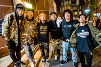 ライブツアー「JMS presents BODY and SOUL TOUR」の打ち上げの様子。（写真提供：TAKASHI KONUMA）