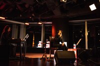 東京タワーを背に歌う清竜人。