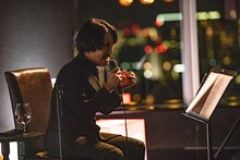 新曲を熱唱する清竜人。