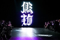 「NEGLECT ADULT PATiENTS」ランウェイショーの様子。