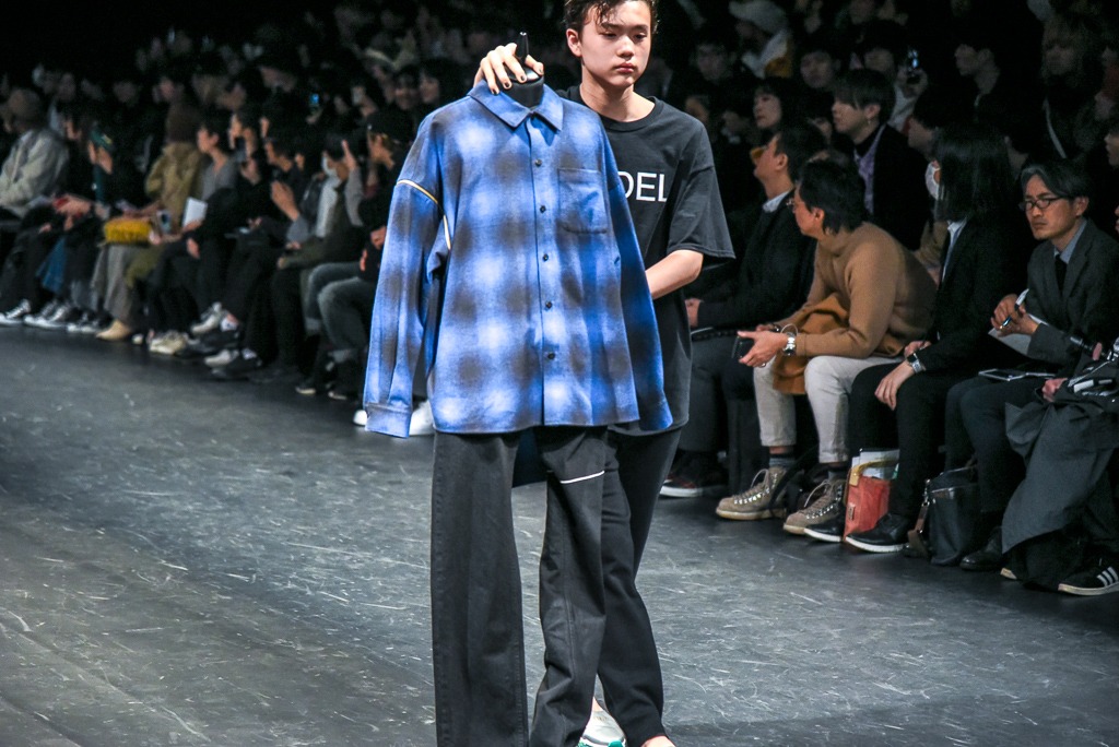 「NEGLECT ADULT PATiENTS」ランウェイショーの様子。