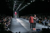 「NEGLECT ADULT PATiENTS」ランウェイショーの様子。