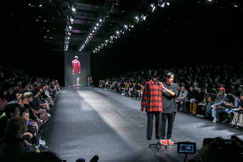 「NEGLECT ADULT PATiENTS」ランウェイショーの様子。