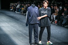 「NEGLECT ADULT PATiENTS」ランウェイショーの様子。