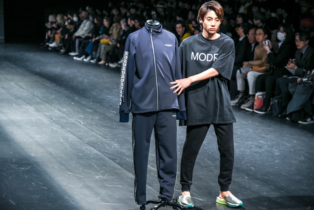 「NEGLECT ADULT PATiENTS」ランウェイショーの様子。